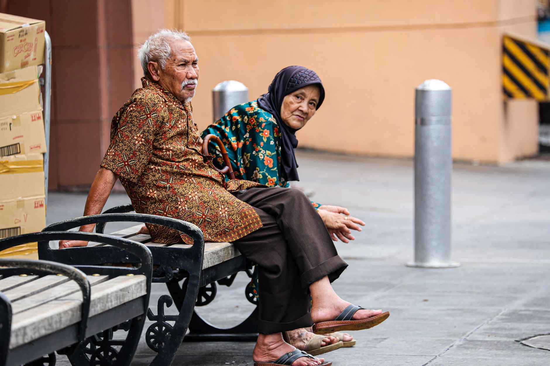 Pelajar bekerja dengan kad bercetak